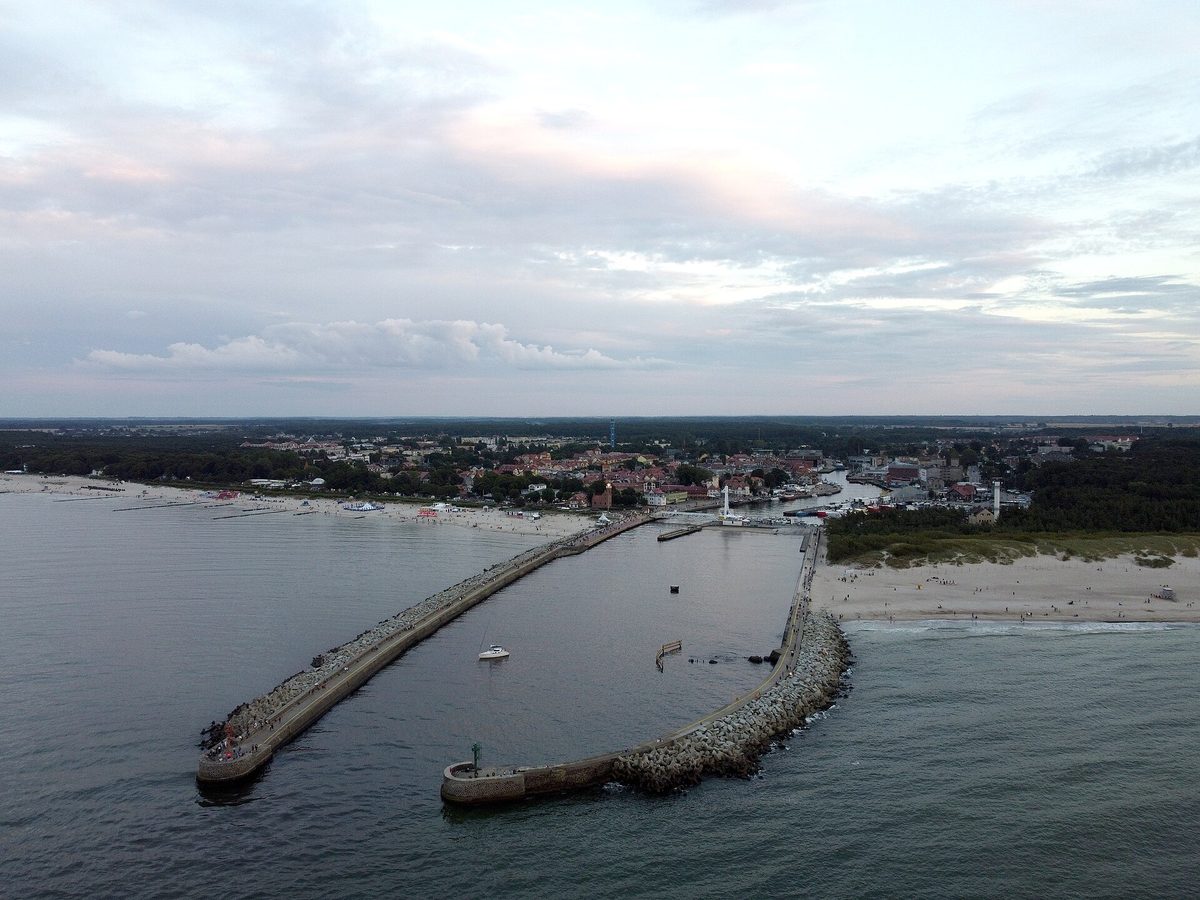 Parking w Ustce — gdzie zostawić samochód latem 2026